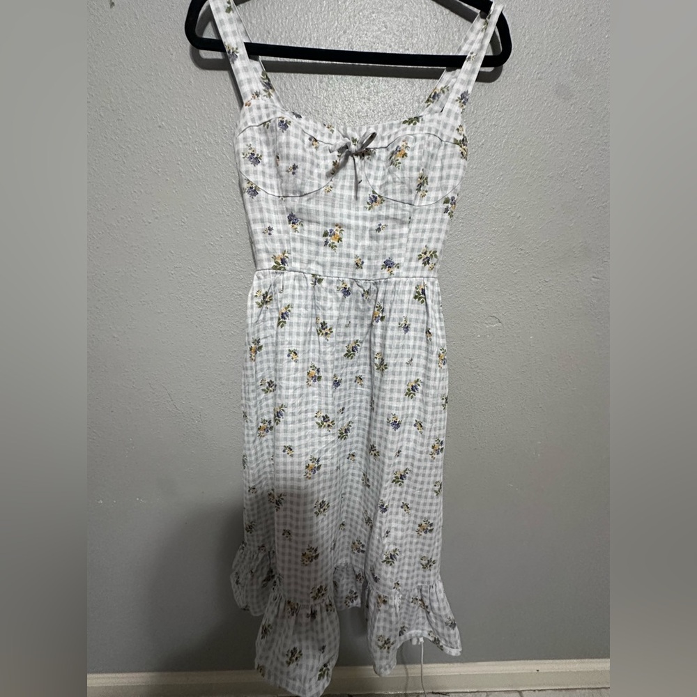 Like new, Reformation Maegan Linen Floral Dress
Wore once for birthday pictures - Picture 5 of 14